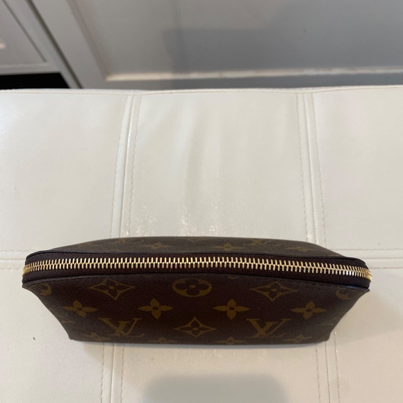 Louis Vuitton Cosmetic Pouch - Picture 6 of 12